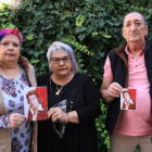 Las dos hermanas y el cuñado de Juan Gabriel Rodrigo Knafo muestran una fotografía del joven, fallecido en la protesta del 5 de marzo de 1976.