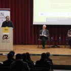 Helder Ferreira, Francesc Roig i Rosa Cano durant el seminari sobre l'IMV i el sistema autonòmic de rendes mínimes celebrat a l'Aula Magna de la URV de Tarragona.