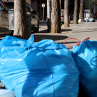 Escocells d'arbres de Sant Sadurní d'Anoia plens de bosses d'escombraries.