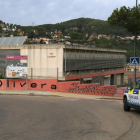 La Policia Local de Vallirana davant de l'escola L'Olivera després de sortir a la llum les presumptes agressions sexuals al centre.