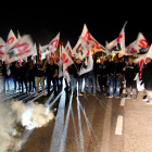 Manifestación de los trabajadores de mantenimiento de Repsol convocada por el STR a las puertas de la refinería en La Pobla de Mafumet.