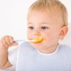 Imatge d'un nen menjant-se una farineta.