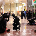 La Unitat d'Intervenció i Suport (UIS) del SEM i Mossos d'Esquadra en el simulacre d'atemptat terrorista a l'estació de Sants de Barcelona.