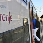 Un tren de Rodalies operado por Renfe en la estación de Gavà.