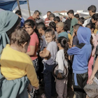 Palestinos buscan refugio en los terrenos del centro de la UNRWA en el campamento de Khan Yunis en Gaza.