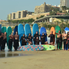 Participants en una classe de surf de la Trrgn Surf School.
