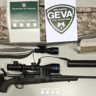 Una arma amb silenciador que els Agents Rurals han trobat a Sant Feliu de Guíxols.