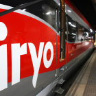 Un tren d'Iryo aturat a les vies de l'estació de Sants.
