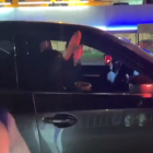 La futbolista Stefany Ferrer hace un saludo nazi desde el coche.