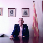 Gerard Gené al seu despatx d'alcaldia, a l'Ajuntament de Vilallonga del Camp.