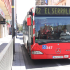 Pla mitjà d'un autobús de l'EMT de Tarragona, circulant pel carrer Colom.