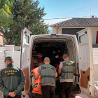 Agentes de la Guardia Civil cargando productos falsificados hallados en el cacheo de un chalet de Riudecanyes.