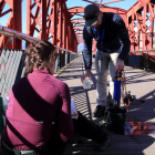 Dos investigadores de la Universidad de Lleida toman muestras del agua del Ebro en el puente rojo de Tortosa.