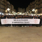 Imatge dels assistents a la manifestació contra la pujada d'impostos a Tarragona, aquest divendres a la tarda.