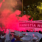 Pancartas contrarias a la amnistía rodeadas de humo cerca de la sede del PSOE en la calle Ferraz de Madrid, el pasado 7 de noviembre.