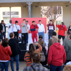 Jóvenes usuarios del programa social 'Ocell de Foc' cantando rap en la fiesta de celebración del primer aniversario.