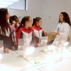 Un grupo de alumnos de la escuela Pau Delclòs de Tarragona participa en uno de los talleres experimentales de la Semana de la Ciencia de la URV.
