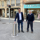 L'alcalde de Tortosa, Jordi Jordan, i el regidor de Mobilitat i Seguruetat, Francesc Vallespí, davant una de les pilones automàtiques.
