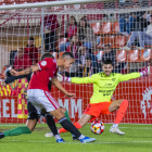 El davanter del Nàstic, Pablo Fernández, rematant a porta durant el partit de diumenge.