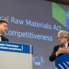 El vicepresident executiu de la Comissió Europea, Valdis Dombrovskis, i el comissari del Mercat Interior, Thierry Breton, durant la presentació de la proposta per assegurar les matèries primeres crítiques a la UE.