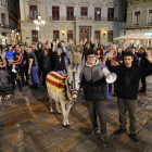 Imagen de los protestantes con el animal en las puertas del Ayuntamiento.