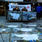 Carteles de la cuenca del Ebro frente a los representantes de las entidades ambientalistas que reclaman movilizar sedimentos.