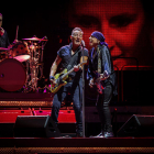 Bruce Springsteen i Steven Van Zandt durant el concert a l'Estadi Olímpic de Barcelona.