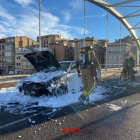 Imatge del cotxe cremat a Tortosa.