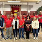 Fotografia de grup de l'equip de bitlles amb l'alcaldessa, Assumpció Castellví; i les regidores Elidia López i Yolanda Marqués.