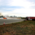 Imatge del vehicle que s'ha incendiat, fent veure que era un avió, durant el simulacre d'accident aeri a l'aeroport de Reus.