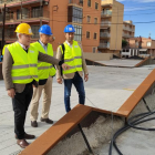 L'alcalde de Salou, Pere Granados, assenyala una part de les obres de canalització del barranc de Barenys.