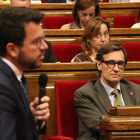 El president del PSC al Parlament, Salvador Illa, amb el president de la Generalitat, Pere Aragonès, durant la sessió de control al ple del Parlament.