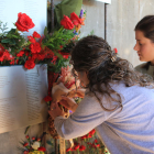 La Marta i Sandra Gascón, mare i filla, col·loquen un clavell al Memorial de les Camposines en honor al seu avi i rebesavi respectivament.