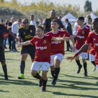 A la izquierda, los jugadores del Nàstic y Las Palmas celebrando un gol del conjunto grana y, a la derecha, abrazándose al finalizar el partido.