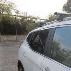 Un vehicle amb el vidre trencat al pàrquing del Tennis Tarragona.