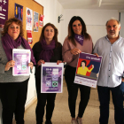 Mercè Puig, secretaria general de CCOO a Tarragona; Tomasa Guerreros, secretaria de la Dona i polítiques LGTBI de CCOO; Mar Vázquez, secretaria de polítiques d'Igualtat de la UGT i Joan Llort, secretari general de la UGT, subjectant cartells d'aquest 25N.