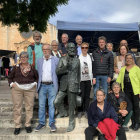 El grup davant l'estàtua d'Antoni Gaudí a Riudoms, on va ser rebut per l'alcalde Ricard Gili.