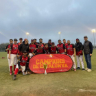 El equipo del Wolves Tarragona con el trofeo de campeones de Catalunya.