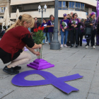 Una mujer coloca a una rosa para homenajear a las víctimas de violencia machista, a la acción reivindicativa en Tarragona con motivo del 25-N.
