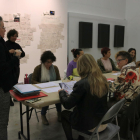 Un grup de dones participa en un dels tallers de fanzine organitzat en el marc de la setena edició del Femme in Arts.