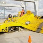Les restes de l'avioneta sinistrada, ja al port de Tarragona, descarregades per Salvament Marítim.