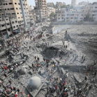 Imagen aérea de la gran destrucción provocada por un bombardeo de Israel en Gaza.