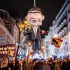 Desenes de persones celebren l'entrada de l'any nou al carrer Ferraz, l'1 de gener del 2024, a Madrid.