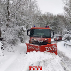 Pala llevaneu per retirar els vehicles encallats a Prades.