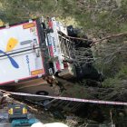 Imatge del camió accidentat a l'AP-7, al Vendrell, on ha mort una persona i tres persones han resultat ferides.