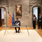 El president del Govern, Pere Aragonès, signant el decret de convocatòria de les eleccions del 12-M al Palau de la Generalitat.