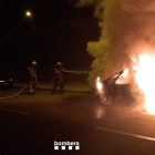 Imatge del vehicle amb flames a Reus.