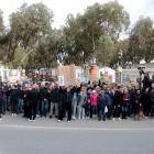 Una setantena de persones es manifesten a les portes del càmping Sant Salvador de Coma-ruga contra el seu desallotjament.