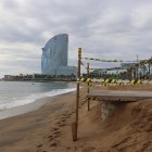 Efectes del temporal marítim a la platja de Sant Sebastià de Barcelona.