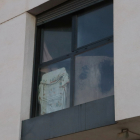 Imatge de la finestra del pis on residia l'arrestat i on s'hauria comès el crim.